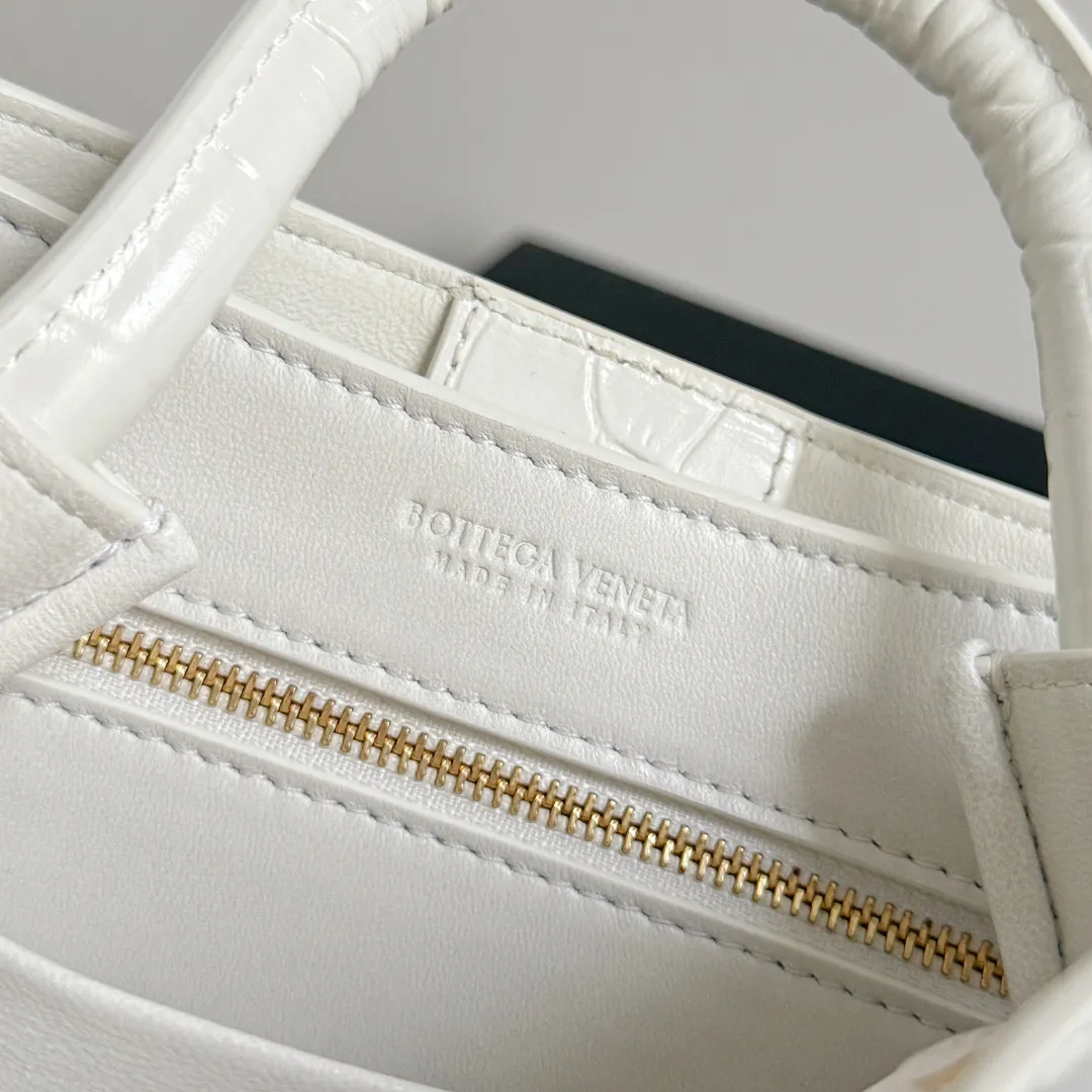 Batch 2880 BOTTEGA VENETA crocodile leather mini andiamo is paired with a four-piece oak hardware set, making the entire bag more layered. As a classic model of the BV family, each innovation brings different surprises to fans. There are three ways to carry it with different makeup. Crocodile skin is called the gold in leather and is famous for its top luxury and rarity. During use, the luster of the crocodile skin will not fade or fade with time. No matter how long it is used, it will still remain new. And because each crocodile skin is different, the effect of each crocodile leather bag is different. Style number: 777614+wood hardware Size: 22*15.5*9cm